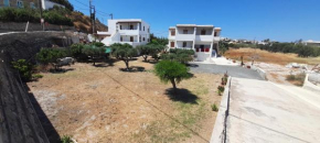 Με θέα τον όρμο της Βάρης